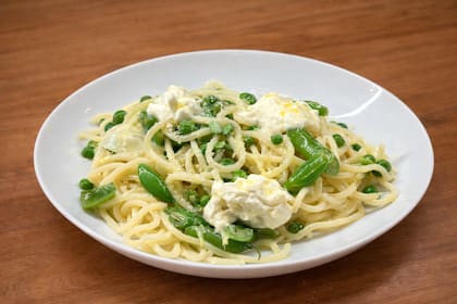Chitarra con arvejas, chauchas, limón y stracciatella