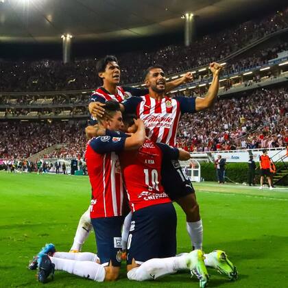 Chivas festeja su pase a la liguilla del futbol mexicano.