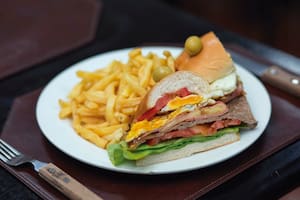 Chivito uruguayo
