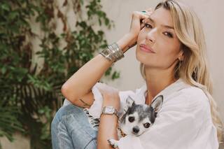 Chloé Bello comparte sus secretos de estilo y diseñadores de cabecera