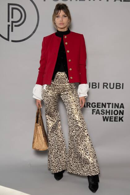 Chloé Bello se animó a las estampas y al color en una noche marcada por el negro y el blanco