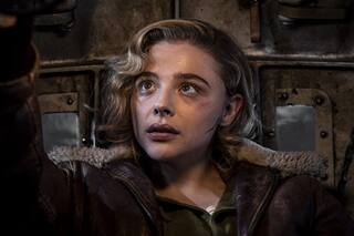 Una sombra en la nube: un film bélico delirante y con toques feministas