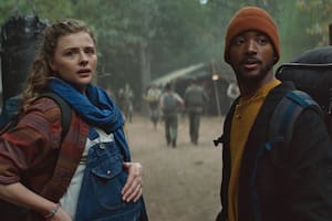 Chloë Grace Moretz y Algee Smith en Madre/Androide, estreno de este mes en Netflix