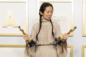 Chloé Zhao se convirtió en la segunda mujer cineasta en obtener el Oscar a la mejor dirección por Nomadland