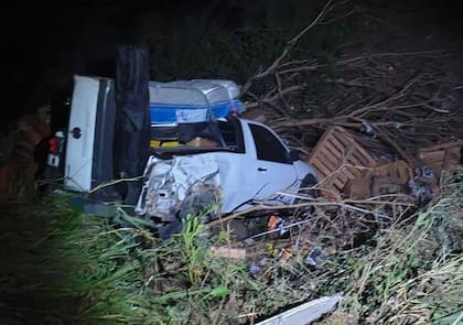 Chocaron contra un rodado policial y otros vehículos detenidos por un accidente previo y una mujer falleció.