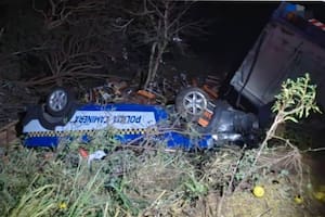 Chocaron contra un rodado policial y otros vehículos detenidos por un accidente previo y una mujer falleció