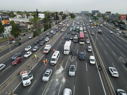 Chocaron dos autos en la Panamericana y falleció un hombre de 75 años y hay gran congestión en la zona