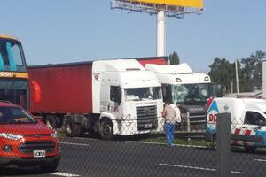 Chocaron dos camiones en la Panamericana y murió una persona