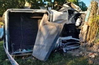 Hizo maniobras en zig-zag, perdió el control de su camioneta y se incrustó en el paredón de una casa