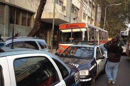 Chocó un micro escolar en la puerta del colegio Dámaso Centeno