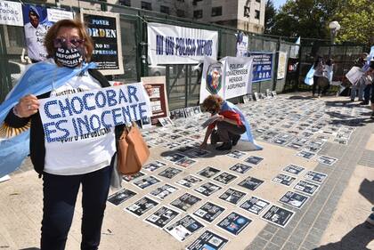 Un grupo de personas se manifestó en favor de Luis Chocobar frente a los tribunales de Comodoro Py