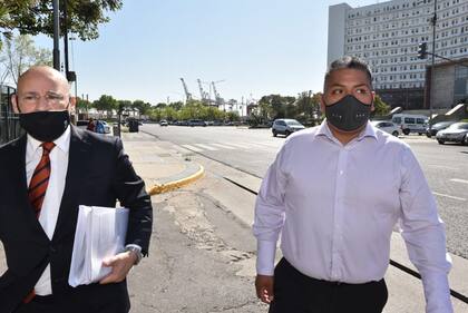 El abogado Fernando Soto y Luis Chocobar al llegar a los tribunales de Comodoro Py