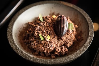 Chocolate en mousse, nibs crocantes, brownie y helado de chocolate para el final