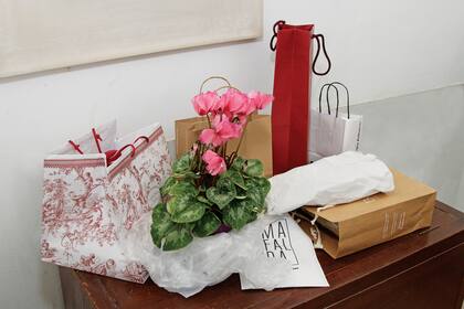Chocolates, flores y más: el rincón de los regalos que recibió la cumpleañera.