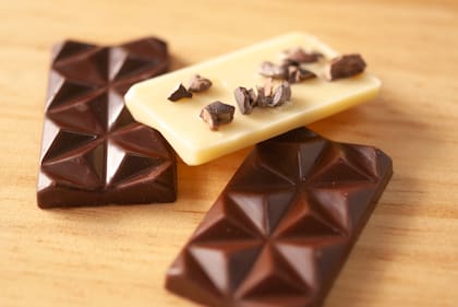 Chocolates oscuros y chocolate blanco con nibs de cacao.