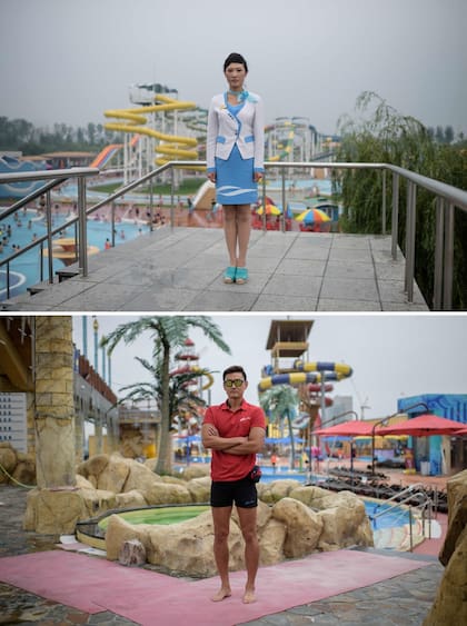 Choe Un Hwa (arriba) en el Parque Acuático Munsu en Pyongyang y el socorrista Kim Young-hoon (abajo) en el parque acuático One Mount en Ilsan