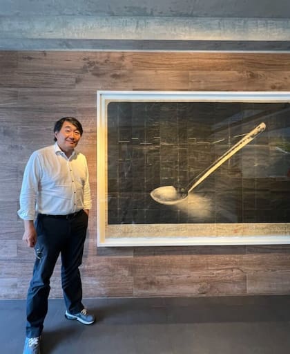 Choi suele recordar una historia que resume el espíritu de su familia. Durante la guerra, su padre fue prisionero y pasó dos años en un campo de detención. Allí encontró un pedazo de metal descartado, lo moldeó con herramientas improvisadas y fabricó un cucharón. Choi aún lo conserva: para él es un símbolo de resiliencia y de la capacidad de salir adelante incluso en las peores circunstancias