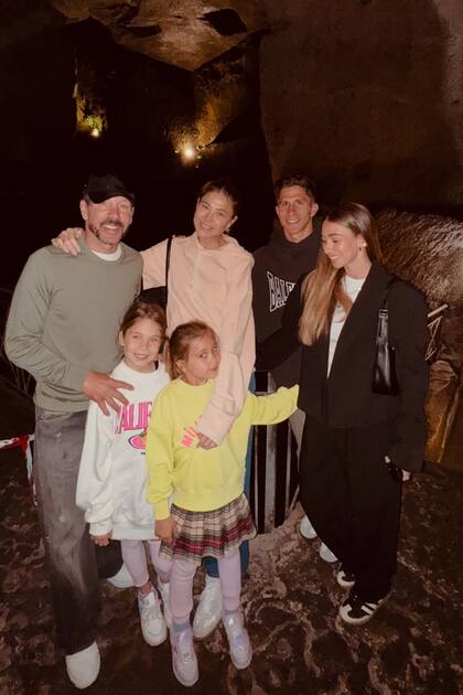 Cholo, Carla, Giuliano, su novia Irene Ariza y las más chicas de la familia.