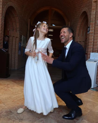 Cholo se mostró feliz en el gran día de su hija mayor y así lo compartió en sus redes: "Festejamos tu
compromiso con Dios y
con el camino de la fe.
Te amamos, Francesca", escribió el ex futbolista