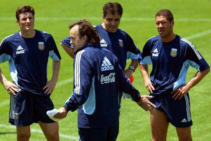 Habla Bielsa: escuchan Simeone, Vivas (asistente del DT) y Zanetti. Una escena del Mundial 2002. Luego de aquella decepción, Grondona le renovaría el contrato al entrenador