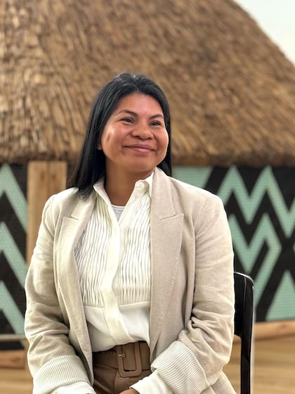 Chonon Bensho vive en la Amazonía, y cultiva un jardín etnobotánico, de donde extrae aromas curativos