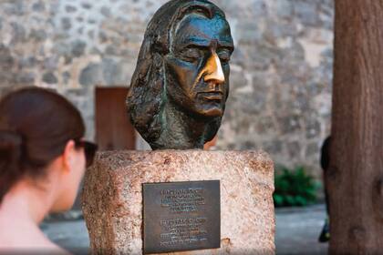 Suerte. Los turistas le sacaron brillo a la nariz del busto del compositor
