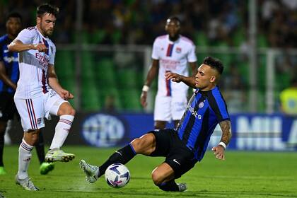 Choque de argentinos del seleccionado: Nicolás Tagliafico y Lautaro Martínez disputan el balón en Lyon vs. Inter.