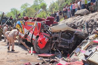 Choque de autobús en la Cachemira controlada por India deja 21 muertos