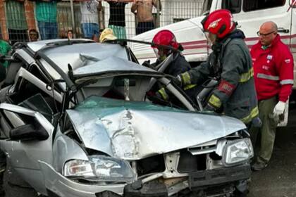 Choque de dos camiones y un auto en la autopista Cámpora