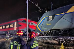 Dos trenes chocaron en Italia y hay al menos 17 heridos