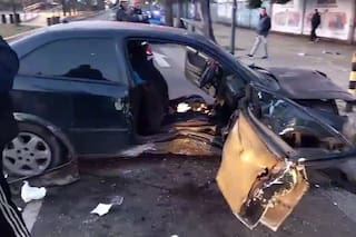 Manejaba borracho y destrozó su auto contra los postes de contención frente a Parque Lezama