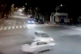 Manejaba con más de dos veces del alcohol permitido, pasó en rojo y chocó a otro auto