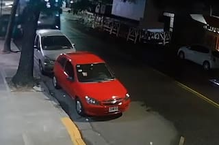 El momento en que un colectivero se quedó dormido y chocó contra varios autos estacionados en Caballito