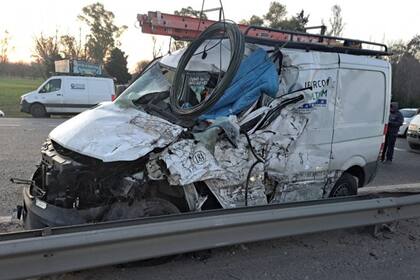El estado de la camioneta Mercedes Benz Sprinter tras la colisión en el Camino del Buen Ayre