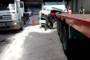 Un micro con jugadores de las inferiores de River chocó contra dos camiones en el Paseo del Bajo