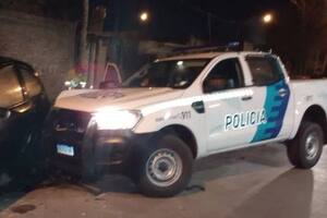 Dos policías fueron internados luego de chocar contra cuatro vehículos estacionados