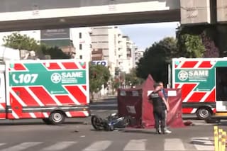 Palermo: chocaron un colectivo de la línea 166 y una moto