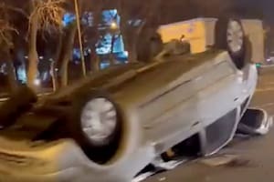 Fuerte choque entre dos autos en Panamericana: uno quedó dado vuelta sobre el carril