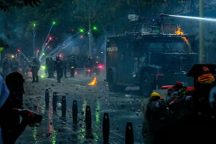 Choque entre manifestantes y uniformados en Medellín, Colombia
