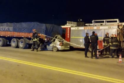 Choque entre un auto y un camión en la ruta 3