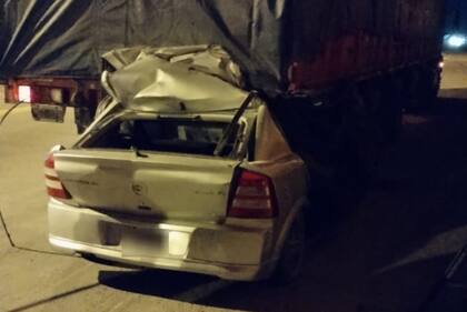 Choque entre un auto y un camión en la ruta 3