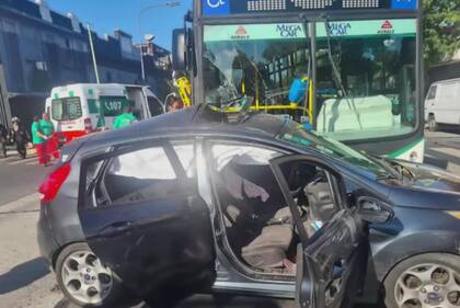 Choque entre un auto y un colectivo en avenida Chiclana al 4000