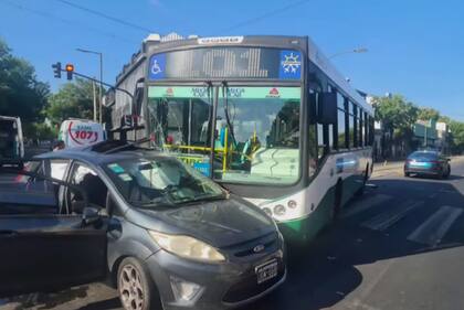 Choque entre un auto y un colectivo en avenida Chiclana al 4000