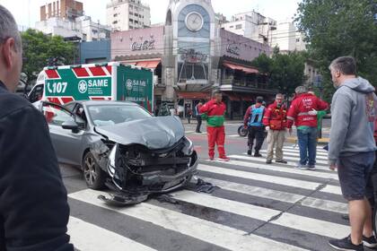 Choque entre un auto y un colectivo en el barrio de Belgrano
