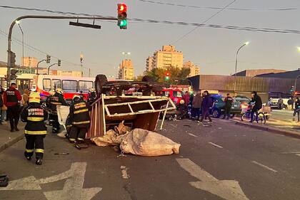 Choque entre un auto y una camioneta en Av. Perito Moreno y Sáenz