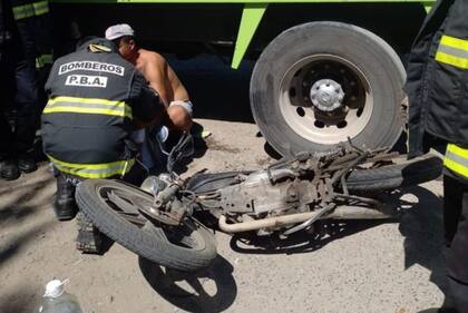 Un niño está grave luego de que la moto que conducía su papá chocara contra un camión de basura