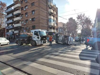 Choque entre un camión volquetero y una camioneta utilitaria en la avenida Varela y Primera Junta, Flores sur