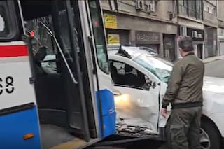 Violento choque entre un colectivo y una camioneta en Monserrat