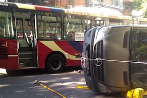 Fuerte choque entre un colectivo de la línea 2 y un furgón en Almagro