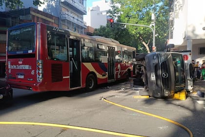 Choque entre un colectivo y una camioneta en Colombres y Quito en el barrio de Almagro